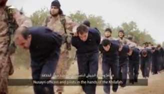 <p>Imagem tomada de um vídeo não datado e postado na internet pelo grupo Estado Islâmico mostra soldados sírios sendo escoltados por extremistas antes da sua decapitação </p>