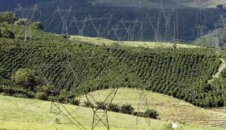 <p>Torres de transmissão numa fazenda em Santo Antônio do Jardim</p>