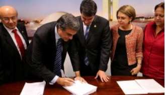 José Eduardo Cardozo entrega defesa de Dilma no processo de impeachment que tramita no Senado
