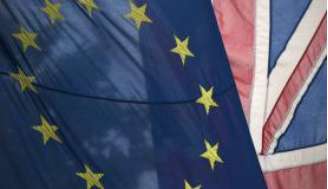 Bandeira da União Europeia e do Reino Unido. Os britânicos decidiram em referendo deixar o bloco