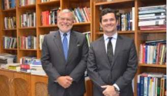 O presidente da Transparência Internacional, José Carlos Ugaz, e o juiz federal Sérgio Moro após reunião em Curitiba 