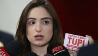A estudante de jornalismo Patrícia Lélis, que denunciou o deputado Marco Feliciano por tentativa de estupro e agressão, fala à imprensa