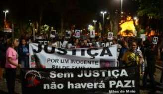 Durante a caminhada, as mães cantaram músicas de protesto contra a Justiça brasileira e os policiais