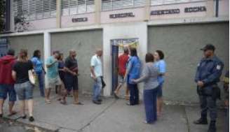 Eleitores fazem fila para entrar na Escola Municipal Avertano Rocha, em Jacarepaguá, zona oeste da capital fluminense, em dia de votação do segundo turno