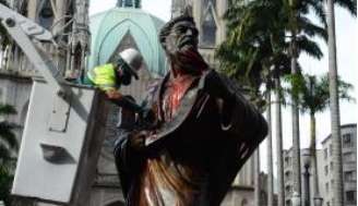 Estátua do apóstolo Paulo, na Praça da Sé, manchada com tinta vermelha, em protesto aos grafites apagados