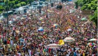 Desfile do bloco Então Brilha pelas ruas de Belo Horizonte 