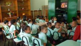 Crianças assistem a aula