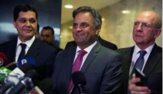 Senador Aécio Neves fala à imprensa, no Palácio do Planalto, após encontro com o presidente Michel Temer 