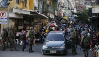 Rio de Janeiro - Militares continuam na favela da Rocinha para combater confrontos entre facções de traficantes de drogas