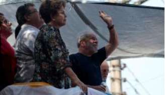 Os ex-presidentes Dilma Rousseff e Lula, na missa em memória de Marisa Letícia 