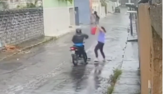 Mulher bate em ladrão com guarda-chuva e evita assalto em Fortaleza (CE); veja vídeo