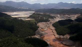 Vista geral de cima de uma barragem da Samarco, que tem a Vale e da BHP Billiton como acionistas, que rompeu em Mariana, MG, Brasil
10/11/2015
REUTERS/Ricardo Moraes