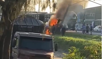 Motorista salta de carro em chamas após colidir contra poste em Paranaguá