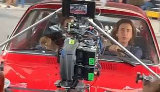 A câmera fixada no veículo da frente captou as imagens da sequência