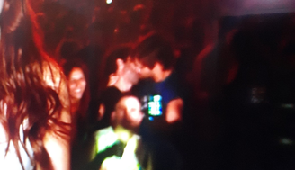 Beijo gay durante transmissão ao vivo do show de Lady Gaga viraliza na web