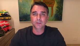 Senador Flávio Bolsonaro afirmou que decisão de Moraes é uma "satisfação pessoal"