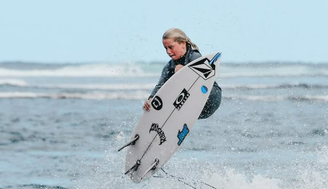 Kelia Gallina tem somente 12 anos e irá disputar a elite do Mundial de Surfe