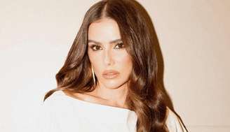 Atriz Deborah Secco posa para ensaio fotográfico