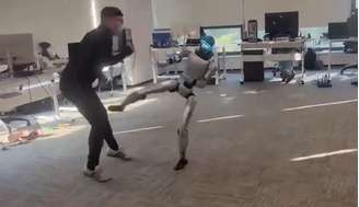Robô chinês G1 da Unitree chuta teleoperador na virilha durante treino