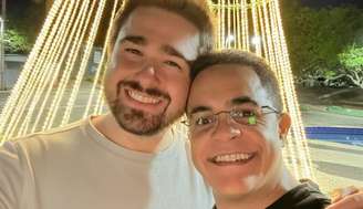 O apresentador Marcelo Pereira (à direita) com o dentista Lourenço Albarello: o registro de um relacionamento feliz