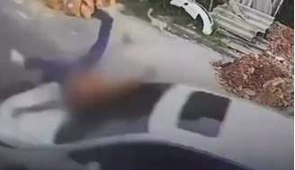 Câmera de monitoramento flagra momento em que vereadora atropela namorado, em Embu das Artes
