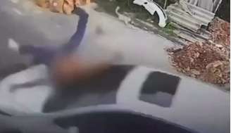 Aline afirmou que o atropelamento, flagrado por câmera de monitoramento, ocorreu após ela ter sido agredida por Souza.