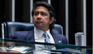 Senador é pego dirigindo sem placa, com giroflex ligado e CNH vencida e tenta intimidar policiais em SP: ‘Sou federal’