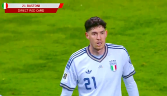Bastoni foi expulso no duelo contra a Bósnia