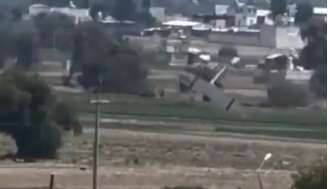 A aeronave momentos antes de colidir com o solo.