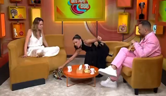 Ana Paula Renault comenta sapato de marca brasileira 