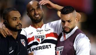 Lucas Moura deixa o campo carregado no empate do São Paulo contra o Bahia 