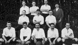 Time de futebol do Atlético São Paulo, 1904. Charles Miller está no meio da primeira fila com a bola