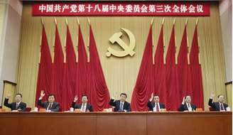 Ao centro, Xi Jinping comanda a sessão do 18º Comitê Central do Partido Comunista da China, na última terça