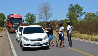 <p>Índios cobram pedágio que varia de R$ 20 a R$ 50</p>