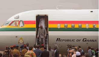 <p>Presidente de Gana, John Dramani Mahama, chega ao aeroporto de Ouagadougou, em Burkina Faso, em 5 de novembro</p>