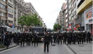 <p>Policiais tomam as ruas de Istambul, na Turquia, para deter manifestantes, em 1° de maio</p>