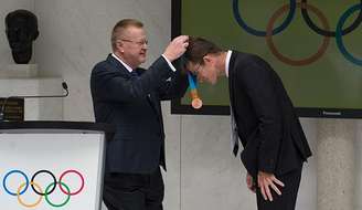 Michael Rogers recebe a medalha de bronze da Olimpíada de Atenas-2004 na sede do COI
