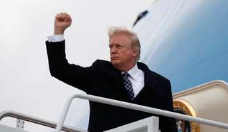 Presidente dos EUA, Donald Trump, embarca no avião presidencial em Maryland
12/01/2018 REUTERS/Kevin Lamarque