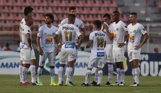 Elenco do Santos reunido no gramado após goleada sofrida pelo Ituano, por 5 a 1, pelo Paulistão (Divulgação Twitter)