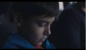 Cena do vídeo da campanha 'Boys Don't Cry', em que menino fica constrangido diante da valentia e masculinidade tóxica do pai.