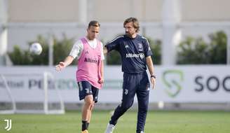 Pirlo tendo conversa com Arthur na Juventus (Foto: Divulgação / Site oficial da Juventus)