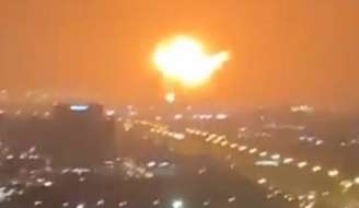 Incêndio atinge principal porto de Dubai após explosão