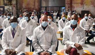 Médicos cubanos que atuaram em hospital de campanha em Turim, na Itália, em 2020