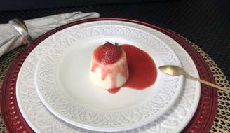 PANNACOTTA COM CALDA DE MORANGOS