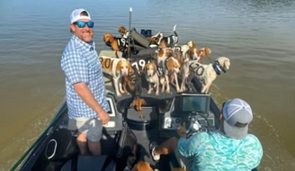 EUA: pescadores viram heróis ao resgatarem 38 cães de afogamento em lago no Mississippi 