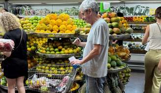 Gente como a gente: Serginho Groisman escolhendo frutas no mercado