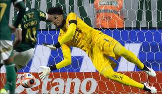 Hugo Souza defende pênalti pelo Corinthians 