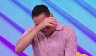 Léo Dias se emocionou no ao vivo do "Fofocalizando"