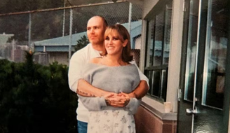 Mulher revela desafios após ter se casado com condenado por homicídio: 'Só porque está preso não significa que deixa de ser um ser humano'