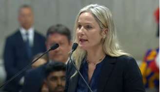 Brasileira lê oração durante missa de abertura de conclave